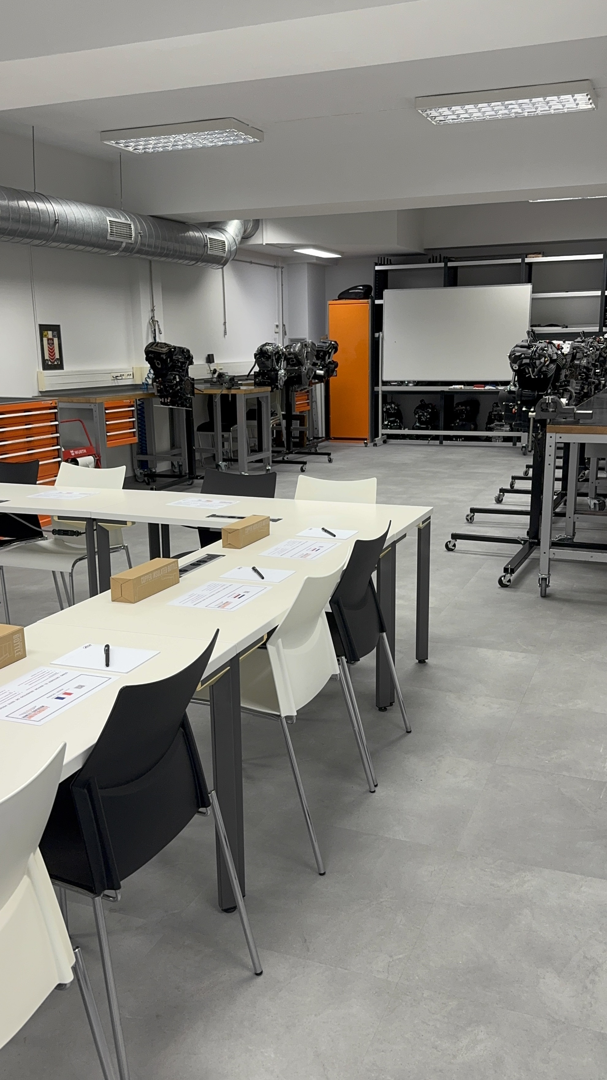 Aula y taller con motores de motocicleta para formación técnica