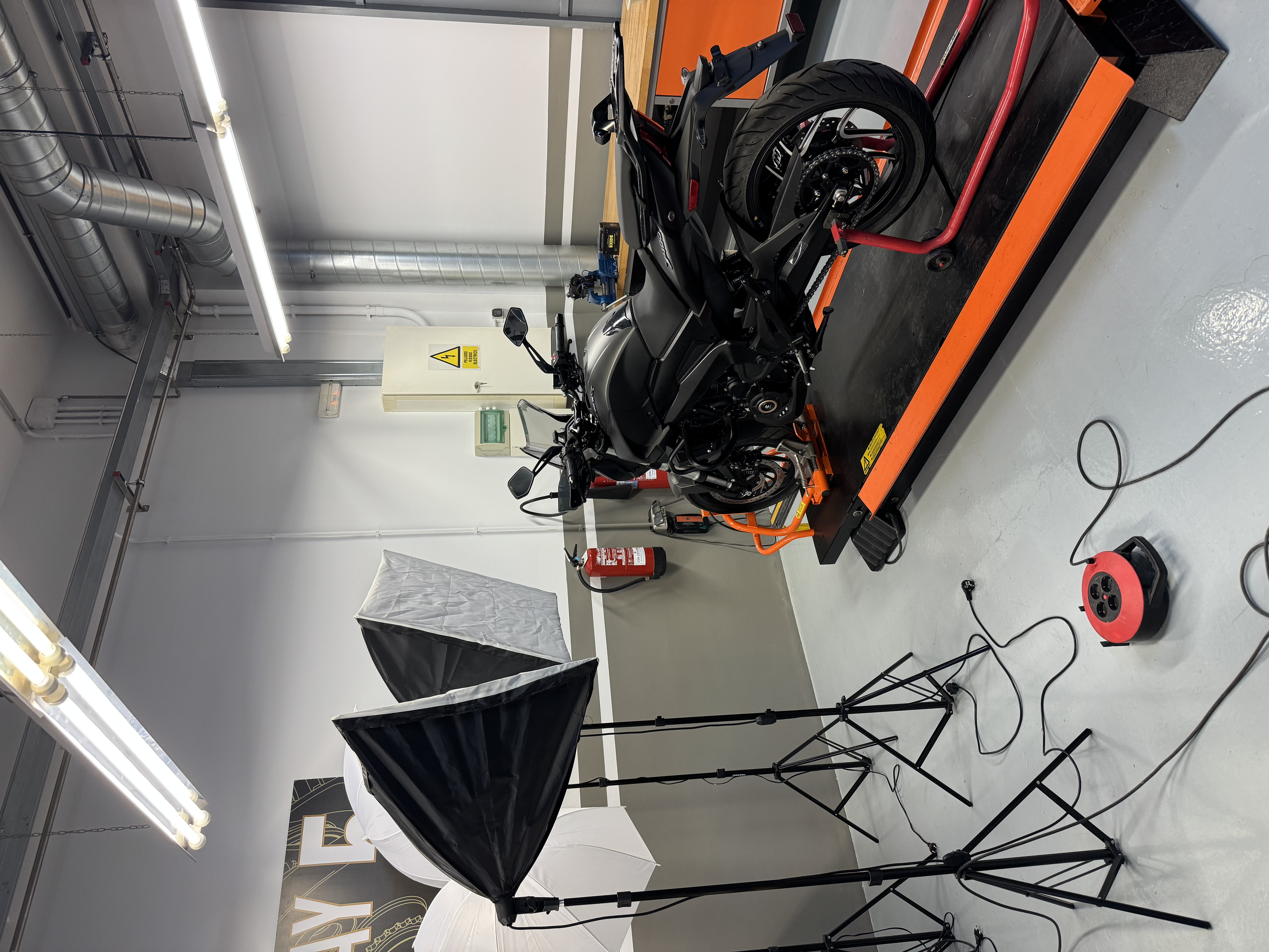 Moto en taller para desarrollo y prototipado